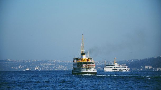 Kadın vapurda Çoktan sönmüş gençliği Bazen inanıyor mucizeye Bazen kıyamete - Hi