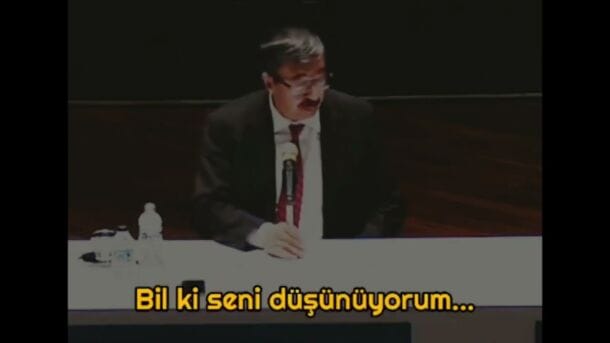 Apansız uyanırsan gecenin bir yerinde Gözlerin uzun uzun karanlığa dalarsa Bir sıcaklık duyarsan üşüyen ellerinde Ve saatler gecikmiş zamanları çalarsa Bil ki seni düşünüyorum - Hi